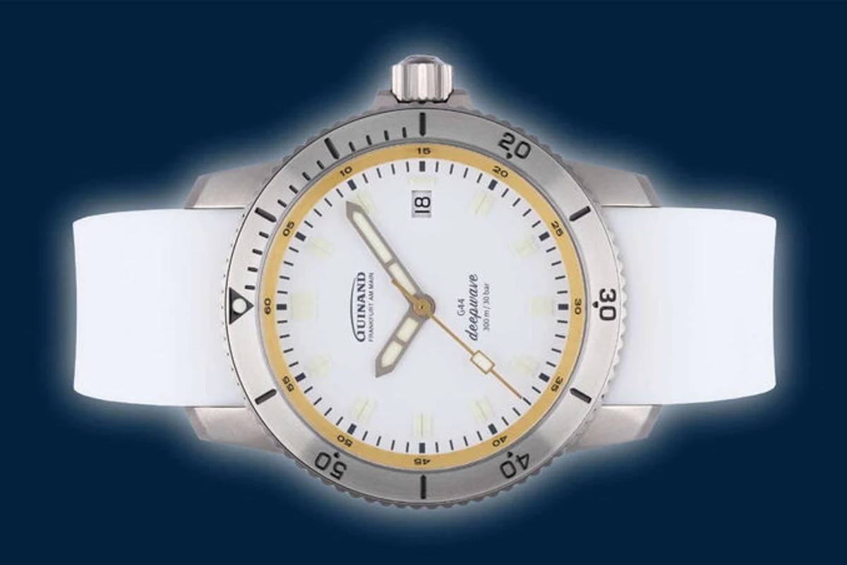 Guinand Deepwave Whitewater Gold 300m professionelle Taucheruhr mit weißem Zifferblatt und Goldakzenten