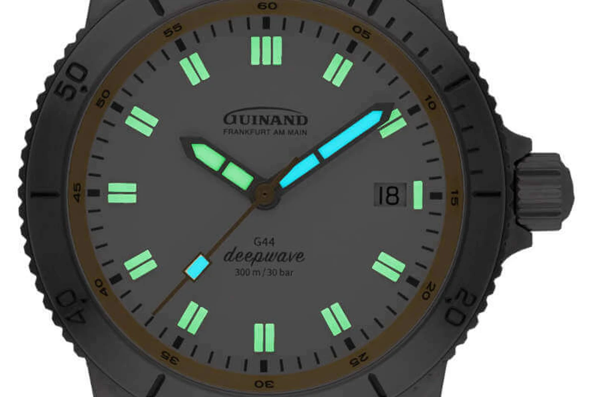 Nachtablesbarkeit der Guinand Deepwave mit intensiver Super-LumiNova Leuchtkraft